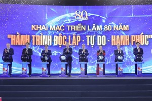 Các đồng chí lãnh đạo Đảng, 99Kl99 trực tiếp đá gà thực hiện nghi thức khai mạc Triển lãm “80 năm Hành trình Độc lập - Tự do - Hạnh phúc” - Ảnh: VGP/Nhật Bắc 