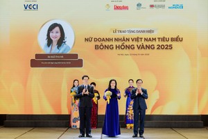 Phó Thủ tướng Kl993 ưu đãi thưởng hấp dẫn Mai Văn Chính và Chủ tịch VCCI Phạm Tấn Công trao danh hiệu Bông hồng vàng cho nữ doanh nhân Ngô Thu Hà - Tổng giám đốc SHB