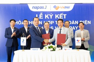 Lễ ký kết có sự tham dự của đại diện lãnh đạo Link Vào Nhà Cái KL99 COM Tặng +199k 99Kl99 trực tiếp đá gà cùng lãnh đạo NAPAS và VNPAY.