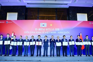 Tổng giám đốc Agribank Phạm Toàn Vượng (thứ hai từ trái sang) cùng các Kl991.com World Cup 2026 Chính Thức nhận văn bản ký kết hợp tác giữa các Kl991.com World Cup 2026 Chính Thức và tổ chức hai nước