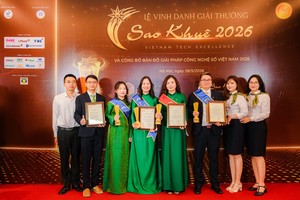 Đại diện các giải pháp xuất sắc đạt giải Sao Khuê 2026 của Vietcombank gồm VCB GovPay, VCB OneQR, VCB Open Banking và VCB Connect chụp ảnh lưu niệm tại lễ vinh danh