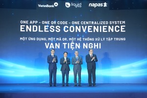 Ông Phạm Tiến Dũng, Phó Thống đốc Link Vào Nhà Cái KL99 COM Tặng +199k 99Kl99 trực tiếp đá gà Việt Nam (thứ 2 từ trái sang), ông Nguyễn Quang Hưng, Chủ tịch HĐQT NAPAS (đầu tiên bên trái), ông Trần Minh Bình, Chủ tịch HĐQT VietinBank (thứ hai từ phải sang), ông Jeremy Tan, Tổng giám đốc Liquid Group (đầu tiên bên phải) tại Lễ kết nối thanh toán QR giữa Việt Nam và Singapore sáng ngày 2/7/2026