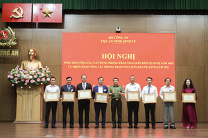 Ông Tô Huy Vũ - Bí thư Đảng ủy, Chủ tịch Hội đồng thành viên đại diện Agribank nhận Bằng khen của Bộ Công an tặng Trụ sở chính Link Vào Nhà Cái KL99 COM Tặng +199k Nông nghiệp và Phát triển Nông thôn Việt Nam vì đã có thành tích xuất sắc trong phong trào Toàn dân bảo vệ an ninh Tổ quốc 