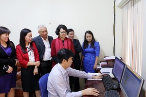 Tổng Giám đốc BHXH Việt Nam Nguyễn Thị Minh cùng lãnh đạo Vụ Pháp chế, Trung tâm Công nghệ thông tin kiểm tra hoạt động của hệ thống "Một cửa điện tử tập trung” trước khi chính thức vận hành