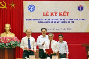 Phó tổng giám đốc Kl99kl phiên bản hoạt động Trang Chủ KL99Com Số 1 Link Đăng Ký KL999 Việt Nam 
 Phạm Lương Sơn và Thứ trưởng Bộ Y tế Lê Quang Cường ký và bàn giao biên bản 
