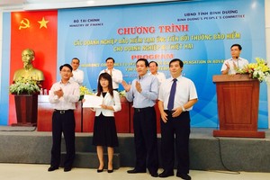 Đại diện Kl99kl phiên bản hoạt động PJICO  trao bồi thường cho các DN bị thiệt hại