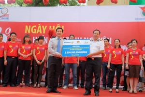 Ông Đào Đình Thi, Chủ tịch Hội đồng Quản trị Kl994 game bài casino hấp dẫn Bảo Việt trao biểu trưng tàu CQ trị giá 3,5 tỷ đồng.