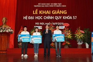 Ông Nguyễn Quang Phi, Tổng giám đốc Kl994 game bài casino hấp dẫn Bảo Việt trao tặng các suất học bổng.
