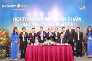 Ông Mai Xuân Dũng, Phó Tổng giám đốc Vinare ký kết Hợp đồng mua Kl99kl phiên bản hoạt động hưu trí Vững nghiệp
