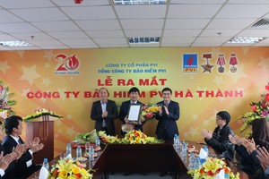 Ông Trương Quốc Lâm (bên phải), Tổng giám đốc Kl99kl phiên bản hoạt động PVI trao quyết định bổ nhiệm Giám đốc Kl99kl phiên bản hoạt động PVI Hà Thành cho ông Đặng Duy Tâm (giữa)