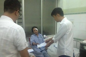 Cán bộ Công ty Kl99kl phiên bản hoạt động Bảo Việt thăm hỏi hành khách bị thương trong vụ tai nạn
