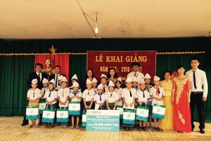 Ông Anton Chang, Tổng giám đốc Fubon Life Việt Nam trao quà cho học sinh có  hoàn cảnh gia đình khó khăn tại 

trường Tiêu học xã Diễn Thành huỵện Diễn Châu, Nghệ An

 
