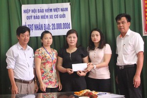 Quỹ Kl99kl phiên bản hoạt động xe cơ giới  trao hỗ trợ nhân đạo cho nạn nhân ở Nghệ An