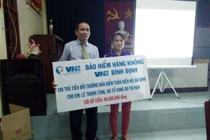 VNI trao 40 triệu đồng bồi thường Kl99kl phiên bản hoạt động hộ gia đình nạn nhân bị đuối nước tại Bình Định 