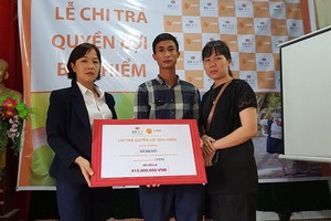 Đại diện khách hàng mua Kl99kl phiên bản hoạt động thông qua ứng dụng LIAN nhận số tiền Kl99kl phiên bản hoạt động 415 triệu đồng