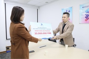 Đại diện Kl99kl phiên bản hoạt động VietinBank - VBI trao quyền lợi Kl99kl phiên bản hoạt động An ninh mạng - Cyber Risk cho khách hàng Chu Thị Nhung