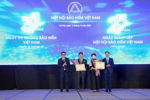 Bà Bùi Thị Thanh Xuân - Phó tổng giám đốc phụ trách Ban điều hành VBI nhận bằng khen từ ông Ngô Việt Trung – Cục trưởng Cục Quản lý, Giám sát Kl99kl phiên bản hoạt động