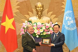 Chủ tịch Quốc hội Vương Đình Huệ hội kiến Tổng Thư ký Liên Hợp Quốc Antonio Guterres đang thăm chính thức Việt Nam sáng 22/10 (ảnh: quochoi.vn)