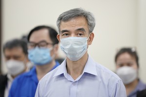 Cựu Giám đốc Bệnh viện Tim Hà Nội Nguyễn Quang Tuấn tại phiên xử sáng 18/4 (Ảnh: Danh Lam)