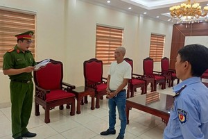 Công an tỉnh Đồng Nai đọc lệnh bắt tạm giam Bùi Vĩnh Tuấn, Giám đốc Công ty cổ phần Kl99ok phiên bản mới xây dựng địa ốc Đại Tuấn Phát ngày 23/4.