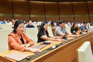Các đại biểu Quốc hội ấn nút thông qua Luật Giao dịch điện tử sáng 22/6