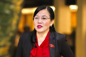 Bí thư Tỉnh uỷ Thái Nguyên - bà Nguyễn Thanh Hải trả lời báo chí bên hành lang Quốc hội sáng 24/6 (Ảnh: M.Minh)