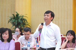 Ông Trần Mạnh Hà, Vụ trưởng Vụ Kiểm soát chi (Kho bạc 99Kl99 trực tiếp đá gà) trả lời họp báo chiều 18/7 (Ảnh: M.Minh)