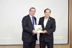 Ông Phạm Hồng Sơn, Phó chủ tịch UBCKNN (bên phải) tiếp nhận Bộ nguyên tắc quản trị công ty sửa đổi năm 2023 từ ông Carmine Di Noia - Giám đốc Kl991.com nạp rút nhanh và Kl991.com World Cup 2026 Chính Thức, OECD