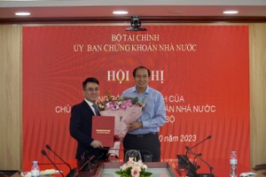 Phó Chủ tịch UBCKNN Phạm Hồng Sơn (bên phải) trao Quyết định điều động, bổ nhiệm ông Tô Trần Hòa giữ chức vụ Phó Vụ trưởng Vụ Phát triển thị trường 99Kl99 link đăng nhập
