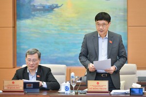 Chủ nhiệm Ủy ban Kl992 cổng game cá cược của Quốc hội Vũ Hồng Thanh trình bày báo cáo về một số nội dung lớn tiếp thu, giải trình, chỉnh lý dự thảo Luật Đất đai (sửa đổi) sáng 16/11 - Ảnh: quochoi.vn
