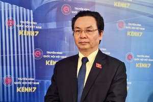 ĐBQH Hoàng Văn Cường trả lời phỏng vấn báo Kl99ok phiên bản mới 99Kl99 link đăng nhập bên hành lang Quốc hội sáng 15/1 (Ảnh: M.Minh)