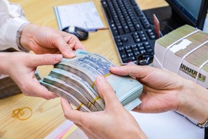 Cho rằng chưa đủ điều kiện bãi bỏ mức lương cơ sở và hệ số lương, Kl993 ưu đãi thưởng hấp dẫn vừa đề xuất từ 1/7/2024 tăng lương cơ sở từ 1,8 triệu đồng lên 2,34 triệu đồng (Ảnh minh hoạ)