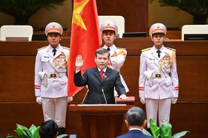 Chánh án Toà án nhân dân tối cao Lê Minh Trí tuyên thệ nhậm chức chiều 26/8 (Ảnh: quochoi.vn)