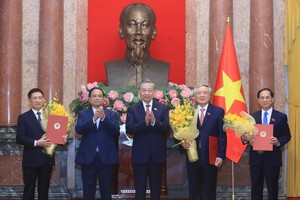 Tổng Bí thư, Chủ tịch nước Tô Lâm trao Quyết định bổ nhiệm; Thủ tướng Phạm Minh Chính tặng hoa chúc mừng các Phó Thủ tướng Nguyễn Hòa Bình, Bùi Thanh Sơn và Hồ Đức Phớc tối 26/8 (Ảnh: TTXVN)
