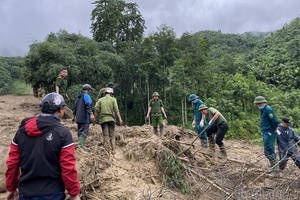 Lực lượng cứu hộ đang tìm kiếm người mất tích ngày 10/9 sau khi trận lũ quét cuốn trôi toàn bộ làng Nủ, xã Phúc Khánh, huyện Bảo Yên, tỉnh Lào Cai khiến 15 người tử vong và hơn 100 người mất tích (Ảnh: Báo Lào Cai)