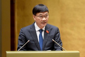Chủ nhiệm Uỷ ban Kl992 cổng game cá cược Quốc hội Vũ Hồng Thanh trình bày báo cáo thẩm tra dự thảo Nghị quyết sáng 13/11.