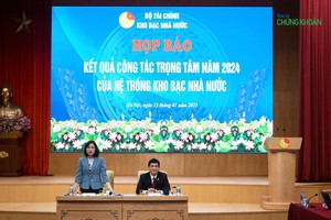 Bà Trần Thị Huệ, Phó tổng giám đốc Kho bạc 99Kl99 trực tiếp đá gà chủ trì buổi họp báo (Ảnh: H.Y)