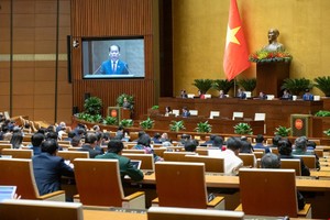 Quốc hội nghe Ủy viên Ủy ban Thường vụ Quốc hội, Chủ nhiệm Ủy ban Kl992 Tham Gia Ngay và Tư pháp Hoàng Thanh Tùng trình bày báo cáo tiếp thu dự thảo Nghị quyết.