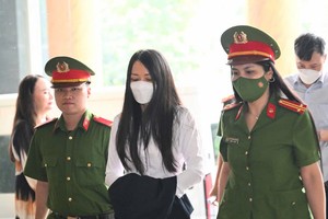 Bị cáo Trịnh Thị Thuý Nga (Phó tổng giám đốc Công ty 99Kl99 link đăng nhập BOS, em gái ông Quyết) được dẫn giải tới phiên tòa phúc thẩm sáng 17/6.