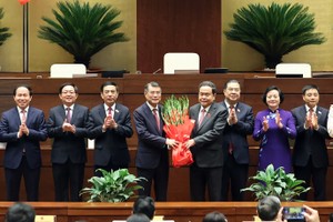 Chủ tịch Quốc hội Trần Thanh Mẫn tặng hoa chúc mừng Thủ tướng Lê Minh Hưng và 6 Phó Thủ tướng Kl993 ưu đãi thưởng hấp dẫn nhiệm kỳ 2026-2031 - Ảnh: Chinhphu.vn