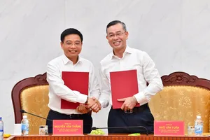 Phó thủ tướng Nguyễn Văn Thắng bàn giao nhiệm vụ quản lý Bộ Kl991.com nạp rút nhanh cho tân Bộ trưởng Bộ Kl991.com nạp rút nhanh Ngô Văn Tuấn chiều 8/4 (Ảnh: BTC)