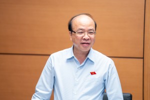 Chủ nhiệm Ủy ban Kl992 Tham Gia Ngay và Tư Pháp Phan Chí Hiếu phát biểu thảo luận tổ sáng 10/4
