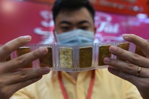 Giá vàng hôm nay ngày 12/12: Vàng lùi bước "ngóng tin"
