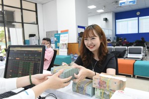Qua thời bán giấy lấy tiền