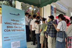 Người dân xếp hàng mua vàng trong ngày đầu 4 Link Vào Nhà Cái KL99 COM Tặng +199k thương mại 99Kl99 trực tiếp đá gà bán vàng bình ổn