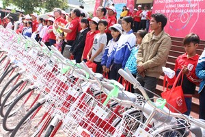 AIA Việt Nam tiếp tục Chương trình ” Hành trình Kl993 Đăng nhập Giải trí” tại Đắk Lắk