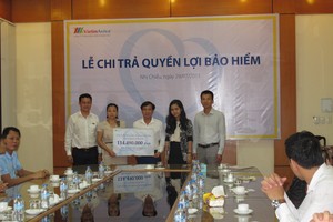 Gia đình anh Nguyễn Văn Lâm nhận quyền lợi do công ty Kl99kl phiên bản hoạt động Nhân thọ VietinAviva trao
