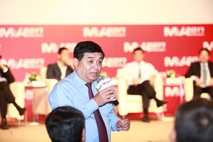 Bộ trưởng Bộ Kế hoạch và Kl99ok phiên bản mới Nguyễn Chí Dũng trả lời nhà Kl99ok phiên bản mới tại Diễn đàn M&A 2017 - Ảnh: Lê Toàn