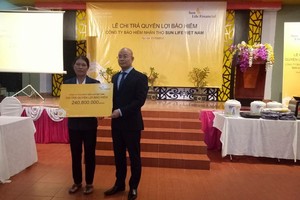 Sun Life Việt Nam chi trả quyền lợi Kl99kl phiên bản hoạt động gần 900 triệu đồng cho khách hàng tại Gia Lai 