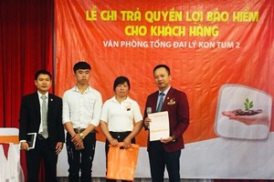 Hanwha Life Việt Nam chi trả quyền lợi Kl99kl phiên bản hoạt động 250 triệu đồng cho khách hàng ở Kon Tum